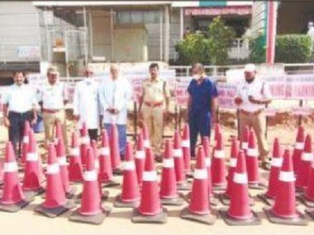 నో పార్కింగ్ బోర్డులు అందజేత