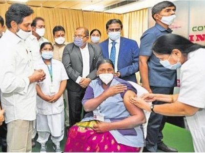 పారిశుద్ధ్య కార్మికురాలికి తొలి టీకా