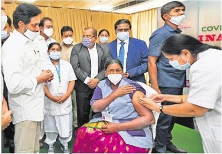 పారిశుద్ధ్య కార్మికురాలికి తొలి టీకా