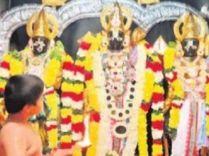 కిటకిటలాడిన ఆలయాలు