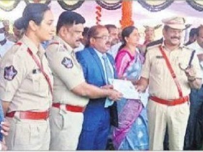టాస్క్ ఫోర్స్ డీసీపీకి మెరిటోరియస్ అవార్డు