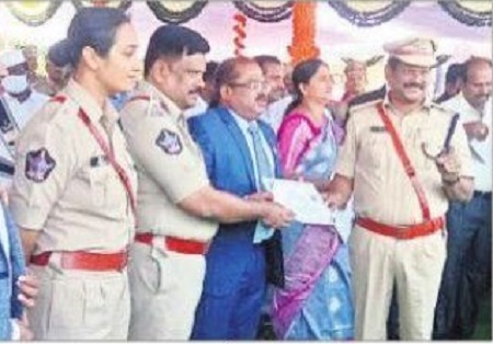 టాస్క్ ఫోర్స్ డీసీపీకి మెరిటోరియస్ అవార్డు