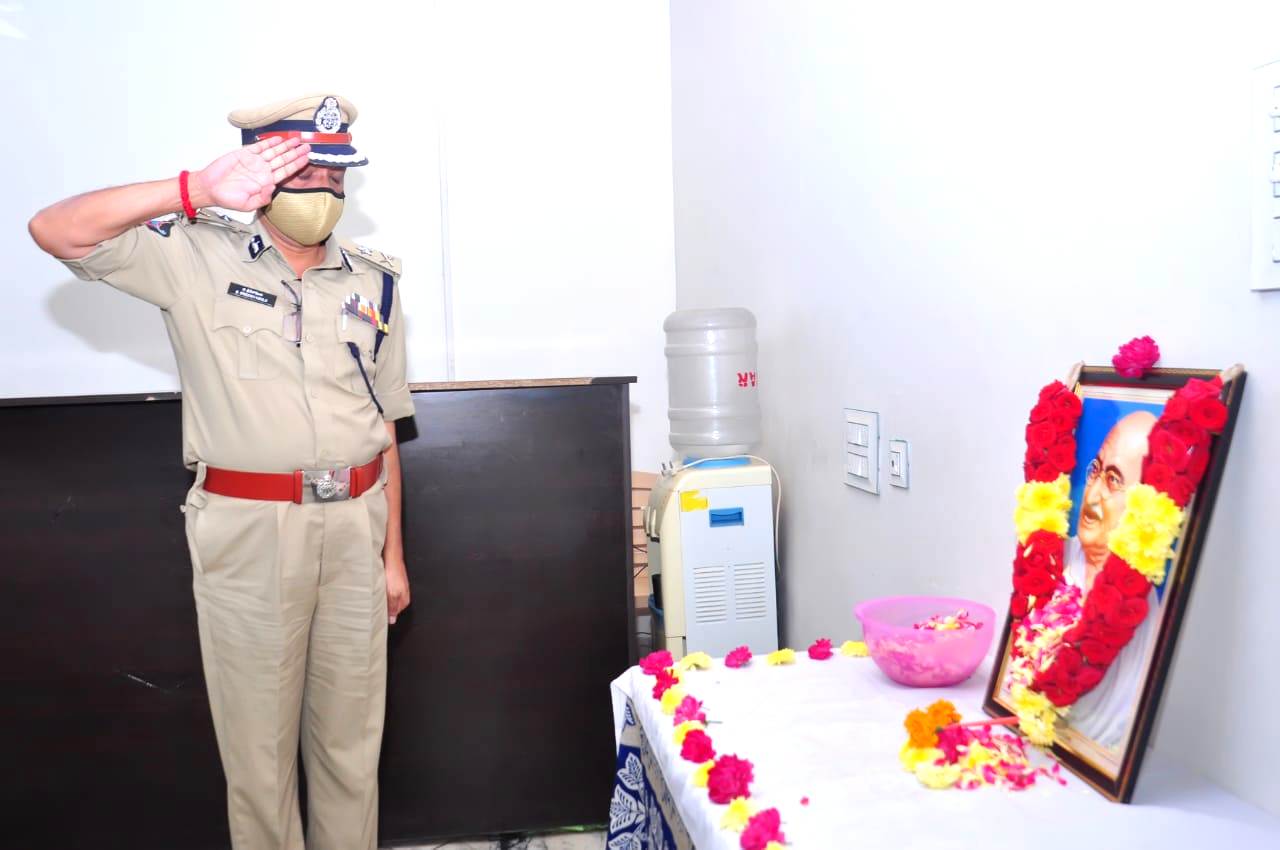 పోలీసు కమీషనర్ గారి కార్యాలయంలో జరిగిన మహాత్మా గాంధీజీ వర్థంతి
