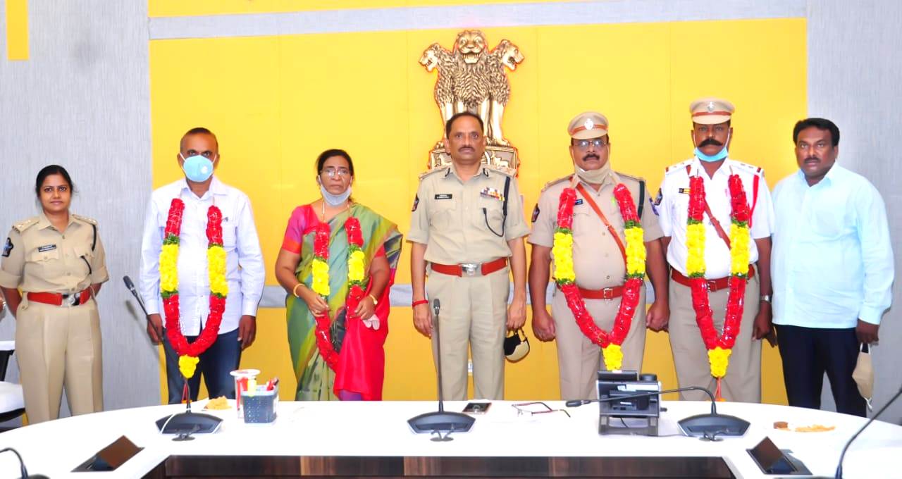 పోలీసు అధికారులకు ఆత్మీయ వీడ్కోలు