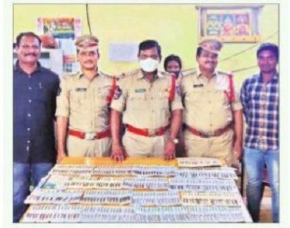 కోడి కత్తులు కట్టే ఇద్దరు అరెస్ట్