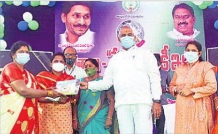 ఇళ్లతోపాటు ఊళ్లూ నిర్మిస్తాం