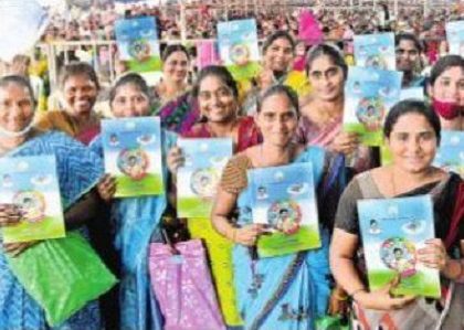 మలిదశలో.. ఇళ్ల పట్టాల పంపిణీ