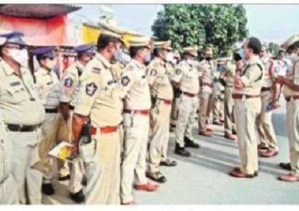యనమలకుదురులో పోలీసుల తనిఖీలు