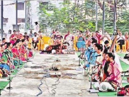 భక్తితో త్యాగరాజస్వామి ఆరాధనా సంగీతోత్సవం