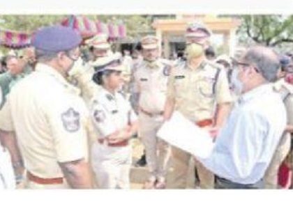 పోలీస్ సిబ్బందికి రివార్డులు