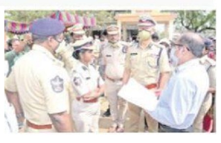 పోలీస్ సిబ్బందికి రివార్డులు