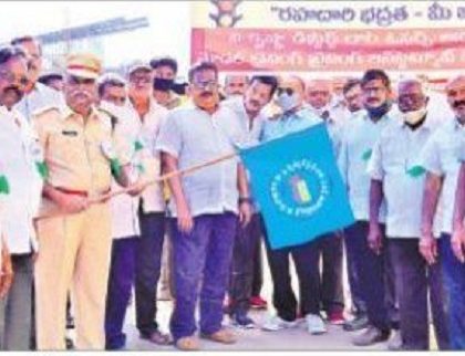ట్రాఫిక్ నిబంధనలు పాటించాలి