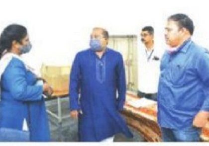 మాక్ పోలింగ్‌ను పరిశీలించిన కలెక్టర్
