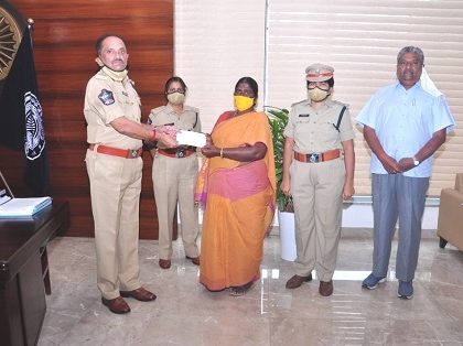 హోంగార్డు కుటుంబానికి రూ.5 లక్షలు అందజేత