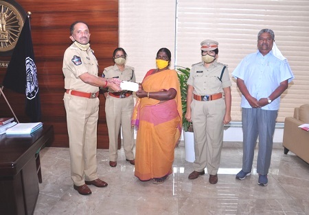 హోంగార్డు కుటుంబానికి రూ.5 లక్షలు అందజేత
