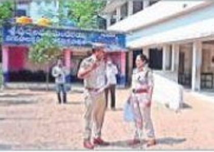 పోలింగ్ కేంద్రాలు పరిశీలించిన ఏసీపీ