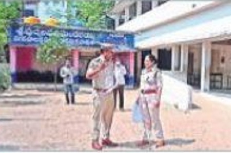 పోలింగ్ కేంద్రాలు పరిశీలించిన ఏసీపీ