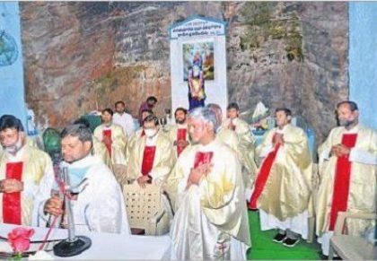 భక్తుల నీరాజనాలందుకుంటున్న మరియమాత