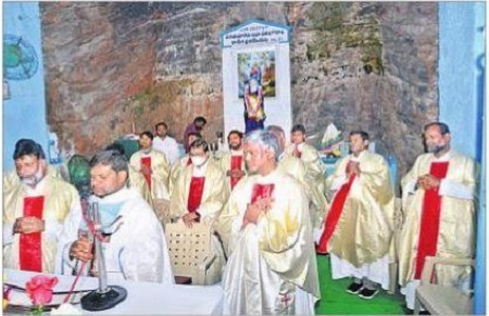 భక్తుల నీరాజనాలందుకుంటున్న మరియమాత