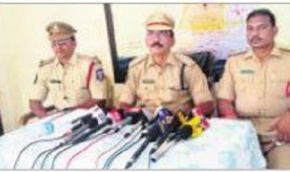 సినిమాలో చూస్తాడు.. బయట చేస్తాడు