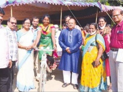 మూడు చక్రాల రిక్షాల పంపిణీ