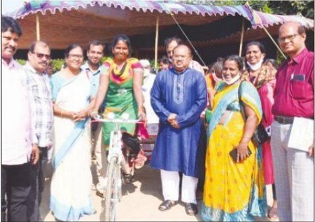 మూడు చక్రాల రిక్షాల పంపిణీ