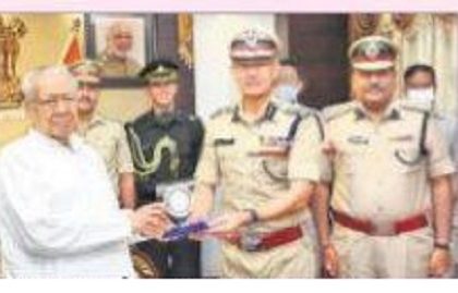 డీజీపీ సవాంగ్‌కు గవర్నర్ అభినందనలు