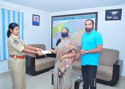 ఏఎస్ఐ కుటుంబానికి చెక్కు అందజేత