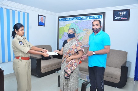 ఏఎస్ఐ కుటుంబానికి చెక్కు అందజేత