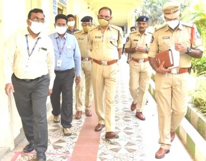 పోలింగ్ బూత్ లను పరిశీలించిన సీపీ