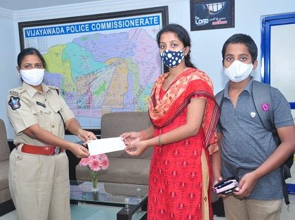 కానిస్టేబుల్ కుటుంబానికి చెక్క్ అందజేత