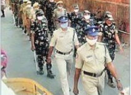 పాతబస్తీలో పోలీసు కవాతు