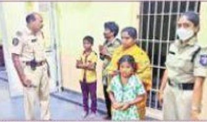 ఆత్మ హత్యాయత్నం చేసిన వ్యక్తిని కాపాడిన పోలీసులు