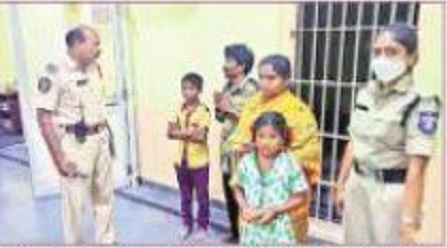 ఆత్మ హత్యాయత్నం చేసిన వ్యక్తిని కాపాడిన పోలీసులు