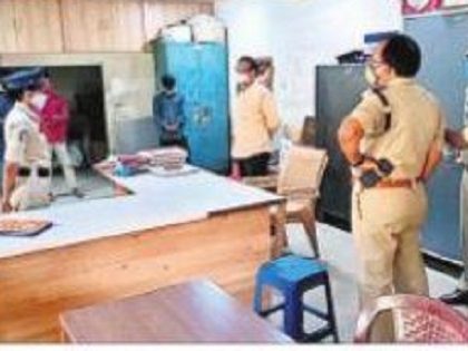 ఒక్కొక్కరిని మాత్రమే అనుమతించాలి