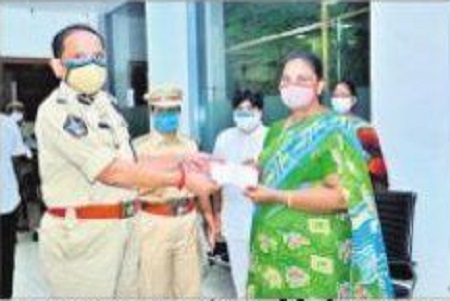 హోంగార్డు కుటుంబానికి రూ.5 లక్షలు చెక్కు అందజేత