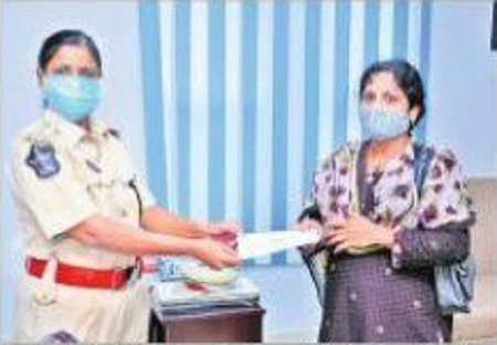కార్పస్ ఫండ్ చెక్కులు అందజేత