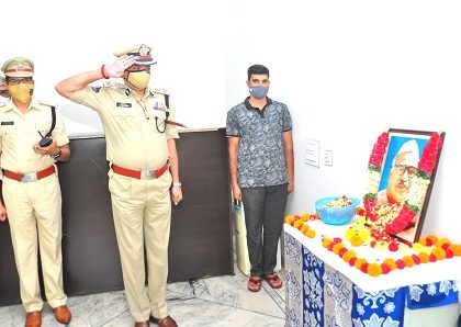 జగ్జీవన్ రామ్ చిత్ర పటానికి నివాళులర్పిస్తున్న సీపీ శ్రీనివాసులు