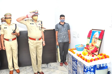 జగ్జీవన్ రామ్ చిత్ర పటానికి నివాళులర్పిస్తున్న సీపీ శ్రీనివాసులు
