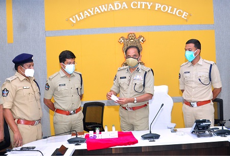 ఇంజక్షన్లు విక్రయిస్తున్న నలుగురి అరెస్ట్