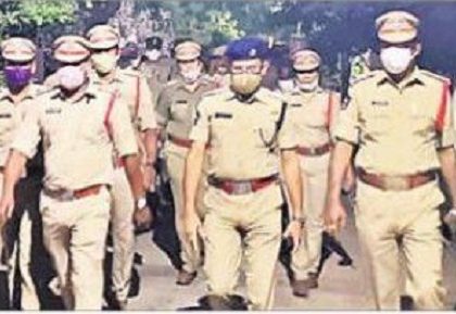 గొల్లపూడిలో పోలీసులు ఫ్లాగ్ మార్చ్