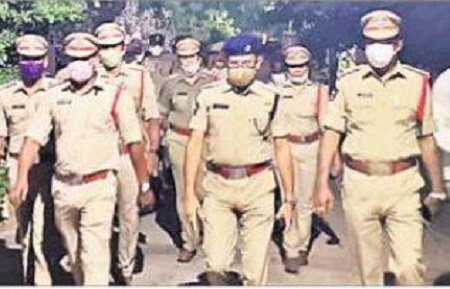 గొల్లపూడిలో పోలీసులు ఫ్లాగ్ మార్చ్