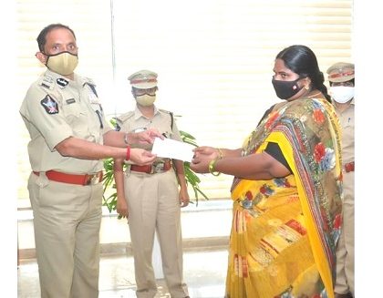 హోంగార్డులకు ఆర్థిక సాయం