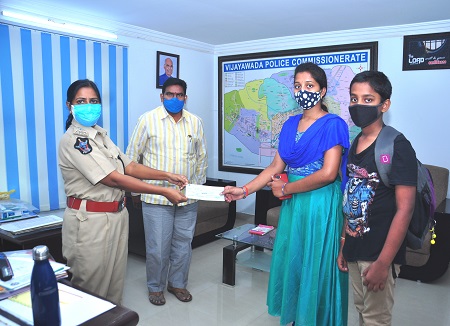 కార్పస్ ఫండ్ చెక్కు అందజేత