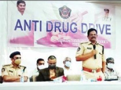మత్తుకు బానిసలై భవిష్యత్ ను నాశనం చేసుకోవద్దు