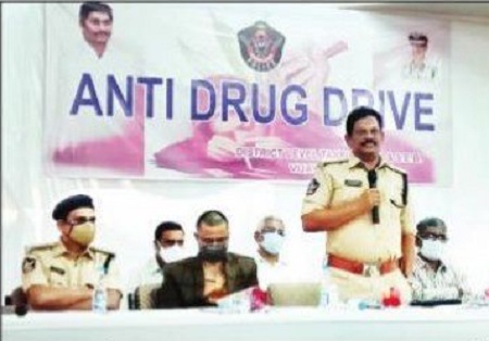 మత్తుకు బానిసలై భవిష్యత్ ను నాశనం చేసుకోవద్దు