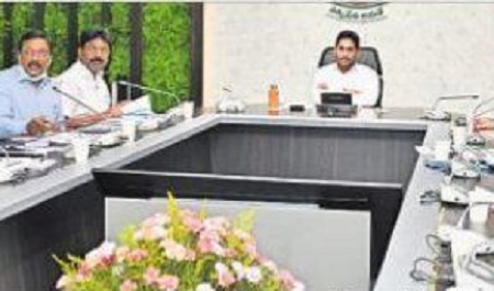 వచ్చే విద్యా సంవత్సరం నుంచి అన్ని స్కూళ్లలో సీబీఎస్ఈ