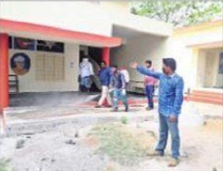 పాఠశాలల్లో హైపోక్లోరైట్ ద్రావణం పిచికారీ