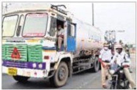 ఆక్సిజన్ ట్యాంకర్లకు పోలీస్ భద్రత