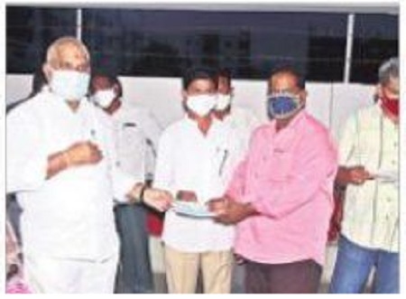 మానవతా దృక్పథంతో పని చేయాలి